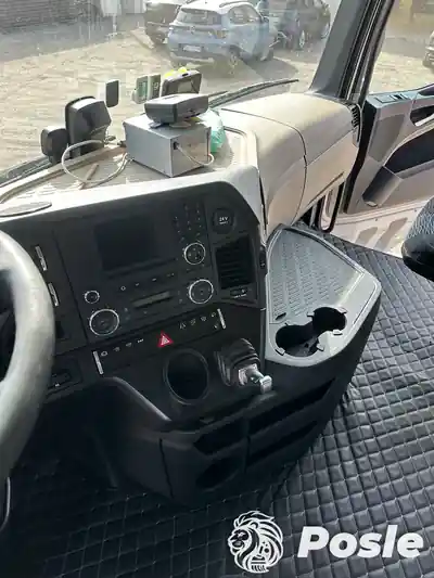 Dubinsko pranje kontrolne table kombija posle ciscenja automobila u Beogradu