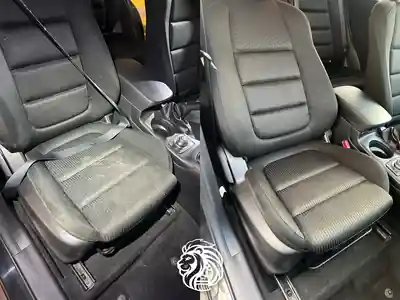 Dubinsko pranje prednjeg koznog sedista posle tretmana automobila u Beogradu