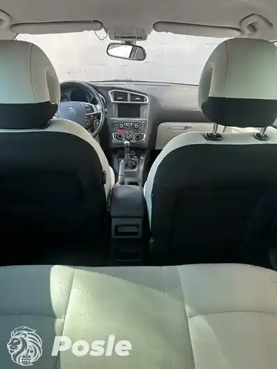 Dubinsko pranje prednjeg dela enterijera pre pranja automobila u Beogradu