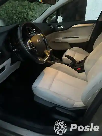 Dubinsko pranje svetlog sedista posle pranja automobila u Beogradu