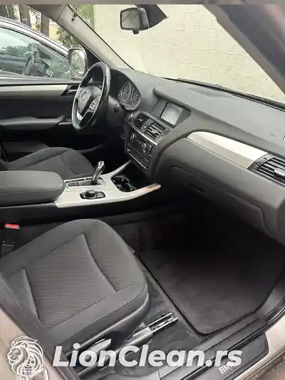 Prednji deo enterijera automobila posle dubinskog ciscenja u Beogradu