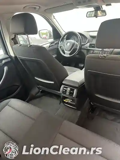 Prednji deo enterijera automobila gledan sa zadnje klupe posle ciscenja u Beogradu