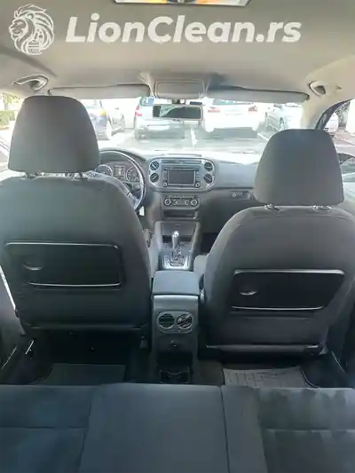 Prednji deo enterijera automobila gledan sa zadnje klupe posle ciscenja u Beogradu
