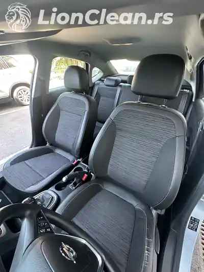Prednja sedista automobila posle dubinskog pranja u Beogradu