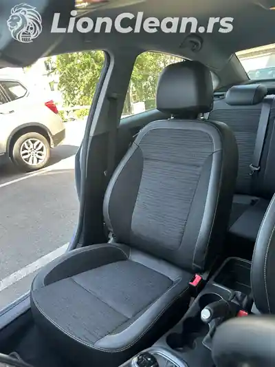 Vozacevo sediste automobila posle dubinskog pranja u Beogradu