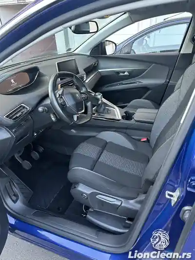 Vozacev prostor automobila posle dubinskog ciscenja u Beogradu