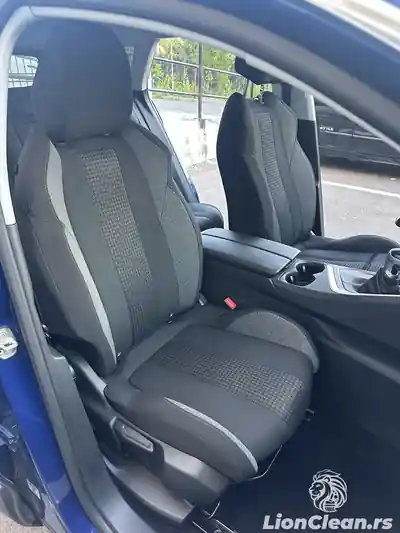 Prednja sedista automobila posle dubinskog pranja u Beogradu