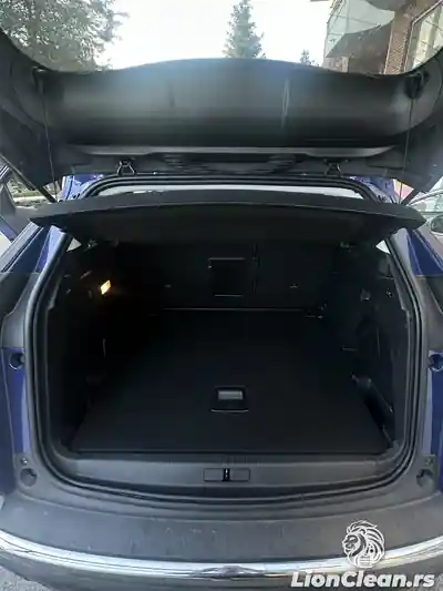 Gepek automobila posle dubinskog ciscenja u Beogradu