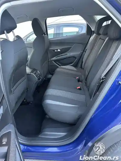 Zadnja klupa automobila posle dubinskog pranja u Beogradu