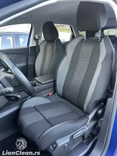 Prednja sedista automobila posle dubinskog pranja u Beogradu