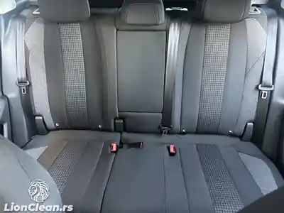 Zadnja klupa automobila posle dubinskog pranja u Beogradu