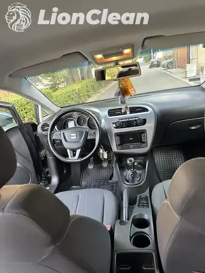 Volan, kontrolna tabla i centralna konzola automobila, pogled sa zadnjih sedista
