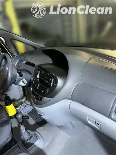 Kontrolna tabla, menjac i svetli pod prednjeg dela automobila