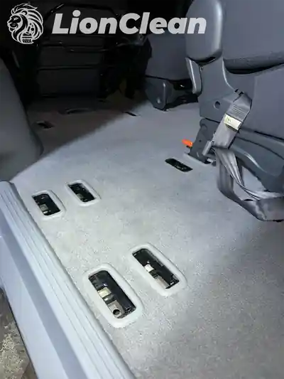 Ociscen svetlosivi pod automobila sa otvorima za pricvrscivanje zadnjih sedista
